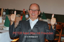 Peter feiert mit Freunden seinen 80er