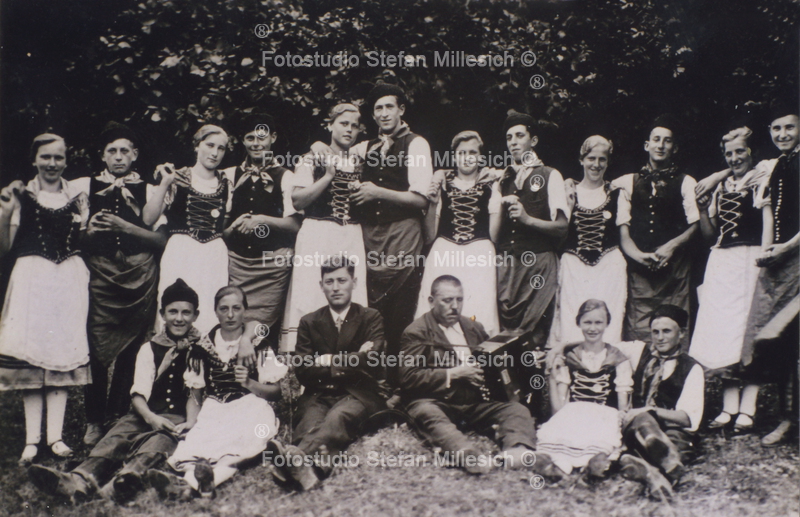a7af REPRO Volkstanzgruppe StGeorgen etwa 1939