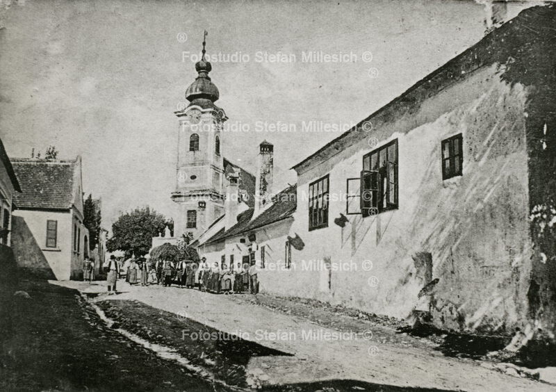 a7h Kirchenplatz mit Heuwagen