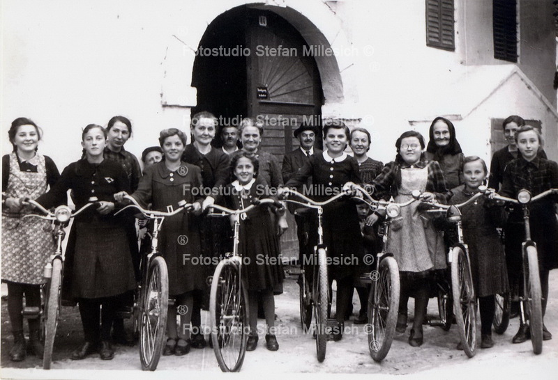 a8b 1940 vor Haus Tinhof StG Hptstr 44